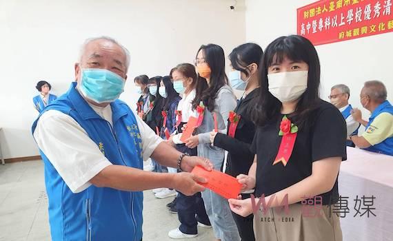 嘉惠台南77名清寒學子 大觀音亭祀典興濟宮頒發獎助學金