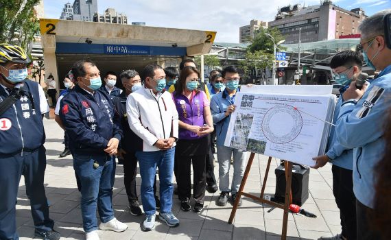 侯友宜視察府中雙城北府中廣場 耶誕城體驗友善步行空間