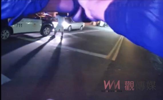 醉男當街狂毆女友 用車撞警還拿刀追砍