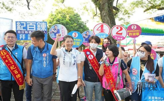 許淑華中興新村第一市場拜票懇託 現場鄉親熱情合影大喊凍蒜 