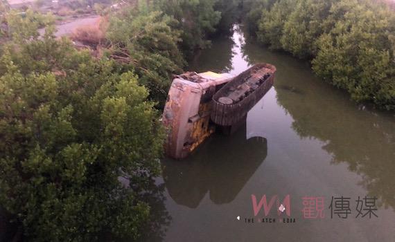 台南怪手側翻圳溝裡 駕駛遭壓救出已無生命跡象