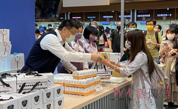 鐵路便當節假日首日湧現排隊人潮 局長杜微第一線賣便當