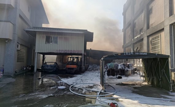 芬園傳出塑膠工廠火災　黑煙嚇人　業者1人燒傷送醫 
