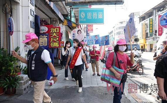 南投縣長候選人許淑華掃街拜票 合體草屯鎮長候選人簡景賢