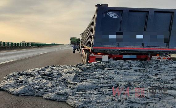 台61快速道路大量泥漿砂石滲漏 北港警攔查禍首開罰