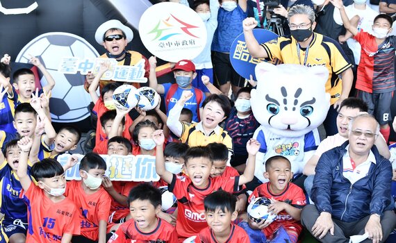 迎接世界盃 盧市長為迷你足球熱血小球員加油