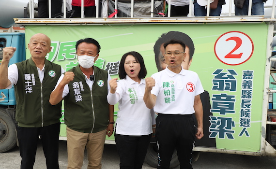 選前衝刺 翁章梁到中埔、民雄陪同車隊掃街拜票