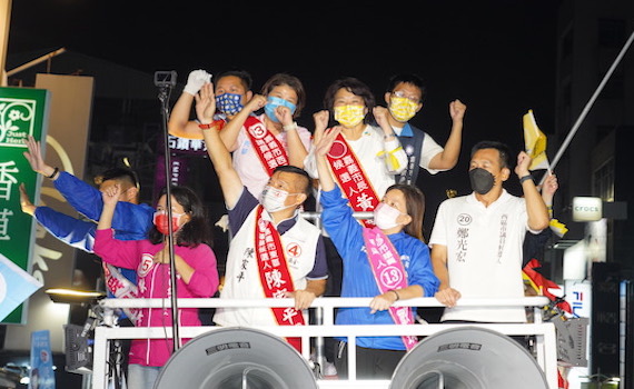 選前之夜黃敏惠母雞帶小雞 領軍黨籍候選人圓環造勢