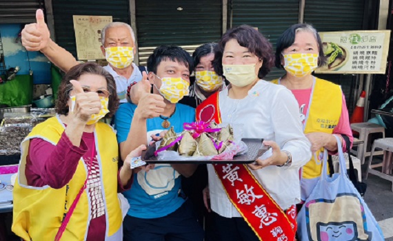 勇媽黃敏惠市場拜票 受市民朋友熱烈歡迎