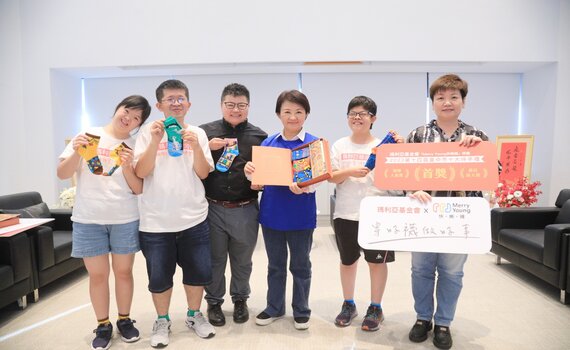 瑪利亞青年暖繪快樂襪 盧市長讚:漂亮的不得了!
