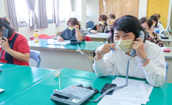 勇媽黃敏惠親自上陣電話拜票 爭取市民朋友的支持