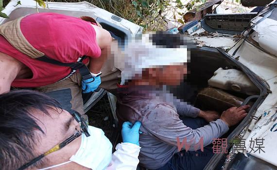 台南南化混凝土預拌車翻覆 受困駕駛滿身血急送醫救治