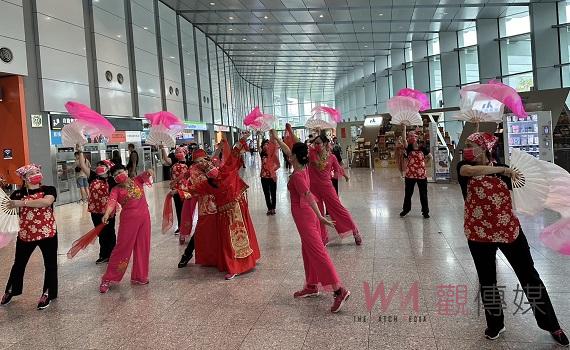 高鐵雲林站健身操快閃演出 吸引旅客好奇紛紛佇足觀賞