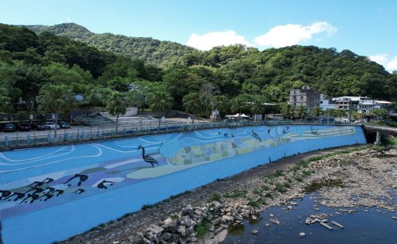 坪林北勢溪護岸牆面成畫布 馬賽克拼貼呈現茶園風光
