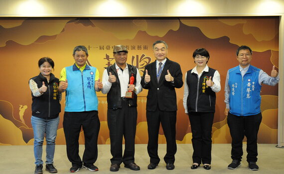 技藝全能傳承布袋戲 王文生獲頒台中市表演藝術金藝獎