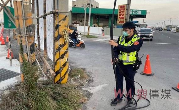 東北季風狂吹電線掉落險象環生 台西警即時排除維護人車安全