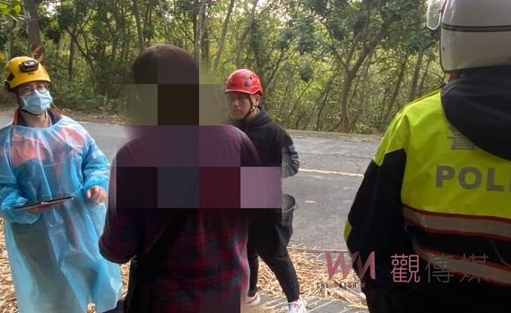 高雄柴壽山《雨後路滑》機車駕駛斜坡翻車 警消、民搜隊到場助脫困
