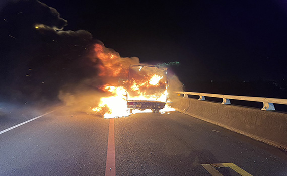 國五暗夜火燒車 幸無傷亡起火原因待查 