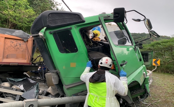  宜蘭曳引車對撞事故 半拖車與母車脫離駕駛受困車內 