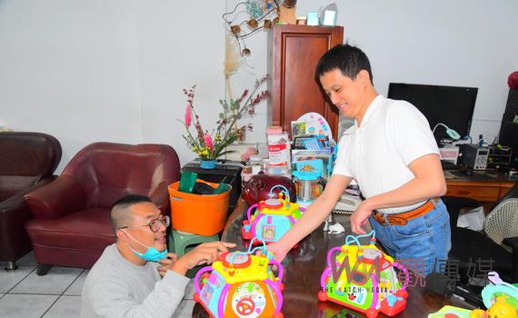 現代版的多啦ㄟ夢 蕭銘同身障不殘修出玩具醫生的封號