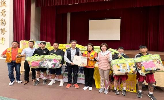 欣欣獅子會寒冬送暖 捐贈羊糕毯給弱勢家庭學子