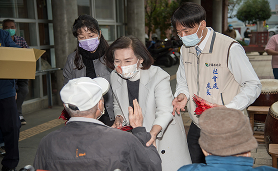 春節前夕送溫暖 林姿妙慰問社福機構致贈加菜金