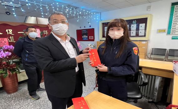新北警副局長代表局長發紅包慰勞員警辛勞