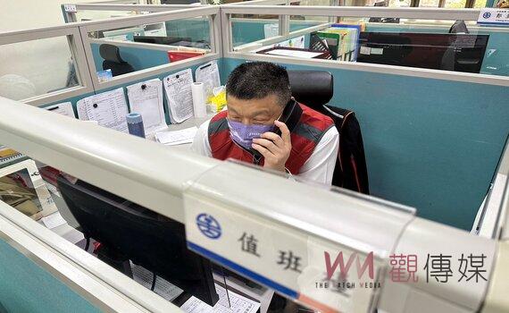 視察台鐵春節疏運 局長杜微首度值台客服中心接聽旅客來電