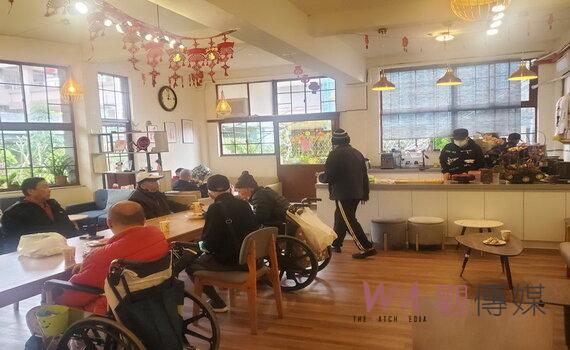 桃園榮家貼心服務 春節期間家屬與長輩團聚咖啡館幸福迎兔年