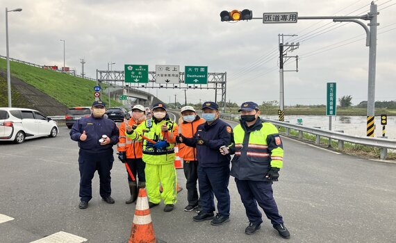 天寒壅塞路段 礁警辛勞疏導 