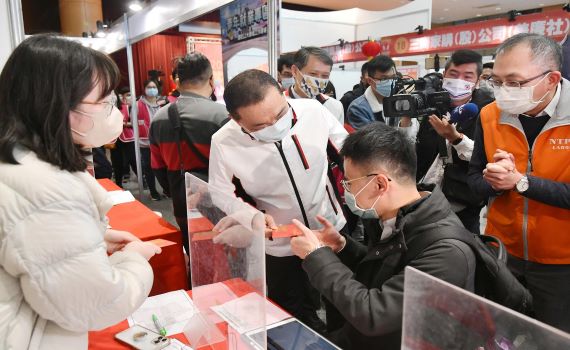 新北就業博覽會釋出3000職缺 侯友宜發福袋祝福求職順利