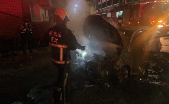 陸軍八軍團一名二兵在轎車內「疑似自傷」釀火燒車 轎車也燒毀