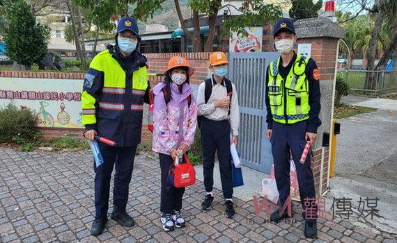 開學啟動護童專案　台東關山警交安宣導品上陣　學童開心父母安心 