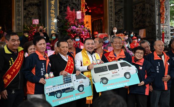 侯友宜赴深丘福德宮參拜祈福 廟方捐贈消毒車、救援專車