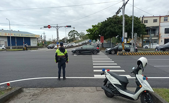 連假第三天車潮湧現 國五主線回堵員警辛勤疏導