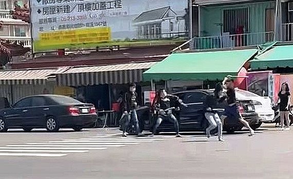 嘉市街頭上演「球棒隊」互毆 警24小時內全數緝捕歸案
