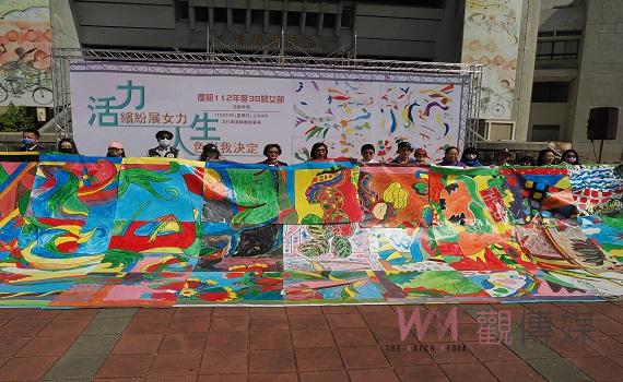 38婦女展女力 百人用色彩共創澎湖意像巨幅海報 