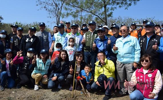 影/大手拉小手北港溪畔植樹 打造永續、樂活環境