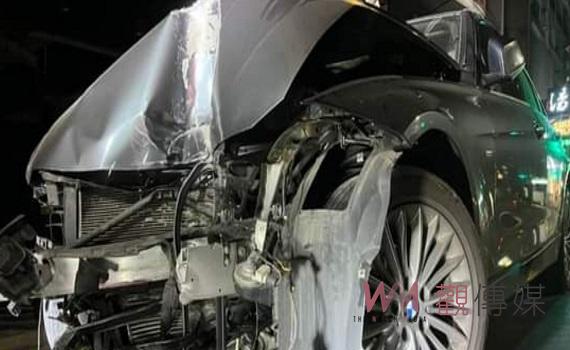 變換車道不慎 BMW橫掃整排機車再撞電桿