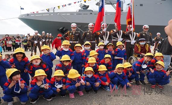 700人敦睦艦隊環島遠訓抵澎湖測天島基地 民眾爭相一睹國軍艦艇英姿