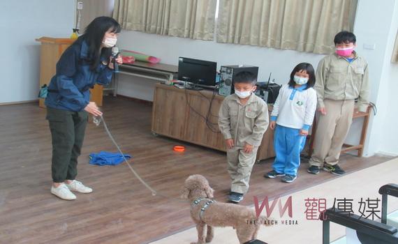 大園國小生命舉辦生命教育講座 毛小孩當老師上課教導學子認識療育