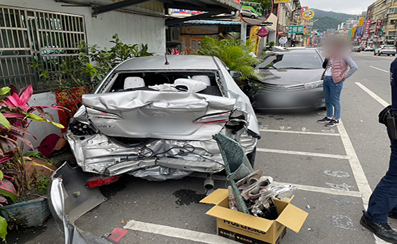 統聯客運追撞自小客車 兩駕駛送醫