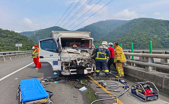 小貨車撞上施工警戒車 蘇花改車流一度回堵1公里