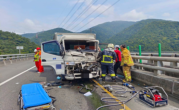 小貨車撞上施工警戒車 蘇花改車流一度回堵1公里 