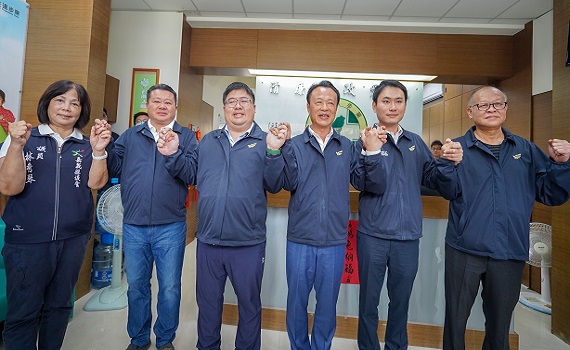 民進黨嘉義縣蔡易餘與陳冠廷完成黨內初選登記