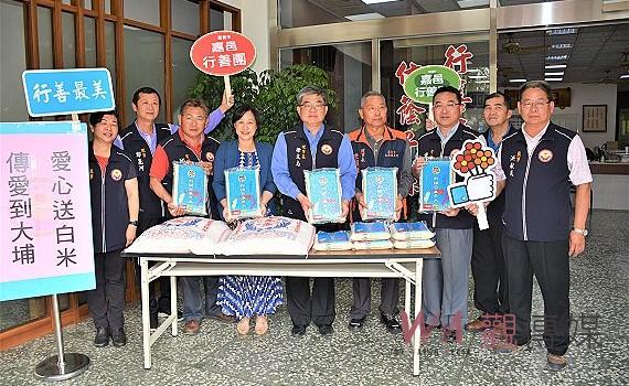 持續八年捐贈愛心白米 陳育恬校長贈狀感謝嘉邑行善團等慈善團體