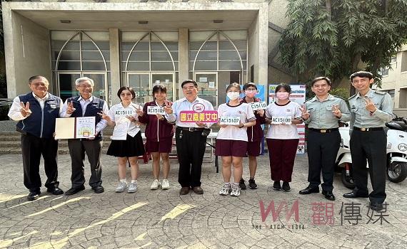 監理站進入校園 微電車領牌到點服務