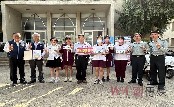 監理站進入校園   微電車領牌到點服務 