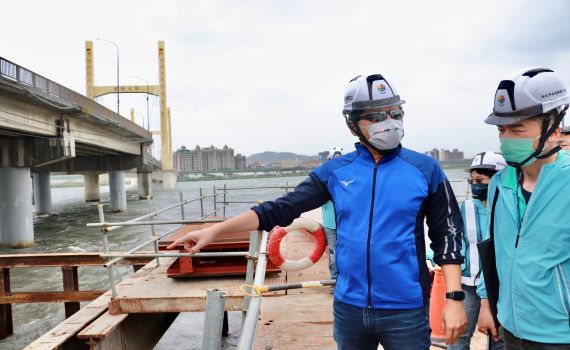 新北副市長朱惕之視察重陽橋新設機車引道工程