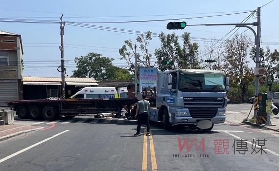 曳引車撞擊同向直行自行車　騎士及乘客經送醫均宣告不治 